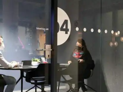 Seri&ouml;se Bedingugen: Nicole Borgmann mit einem der BZTG-Sch&uuml;ler im &bdquo;Core&ldquo;.