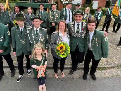 Das neue K&ouml;nigshaus in Bookholzberg: Sch&uuml;lerk&ouml;nig Levin Lauft (von links), Jugendk&ouml;nig Tristan Spika, Altersk&ouml;nig Hans-Hermann Raschen, K&ouml;nigin Nicola Laukart, K&ouml;nig Stefan Rietow und Juniorenk&ouml;nig Marcel Hilprecht mit Sch&uuml;ler-Adjutantin Mia W&uuml;hrdemann. Im Hintergrund Adjutanten und Vize-K&ouml;nige.