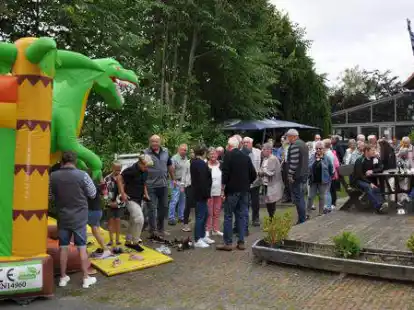 Die H&uuml;pfburg war eine Attraktion der Zehn-Jahres-Feier des Schweier B&uuml;rgervereins am Hotel Schweier Krug.