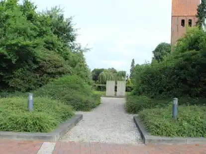 Das Kriegs-Mahnmal an der Kirchstra&szlig;e: Unter anderem soll der hohe Bewuchs verschwinden, damit der hintere Teil der Anlage besser von der Stra&szlig;e aus einsehbar ist.