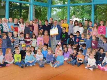 Kitaleiterin Sabine Schneider &uuml;bergabt den Spendencheck an Louisa Blank (Vereinsvorsitzende) und Reinhold Weerts vom Verein &bdquo;Humanit&auml;re Soforthilfe Ammerland Ostfriesland&ldquo;.