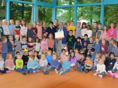 Kitaleiterin Sabine Schneider &uuml;bergabt den Spendencheck an Louisa Blank (Vereinsvorsitzende) und Reinhold Weerts vom Verein &bdquo;Humanit&auml;re Soforthilfe Ammerland Ostfriesland&ldquo;.