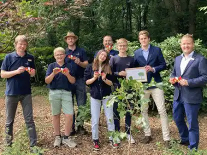 Lehrer, Fachkr&auml;fte, Sch&uuml;ler und F&ouml;rderer der LzO pr&auml;sentieren ein paar der gepflanzten B&auml;ume und Str&auml;ucher: (von links) Lehrer Andreas Mentzel, F&uuml;nftkl&auml;ssler Linus Morthorst, G&auml;rtner Marius Mohr, Neuntkl&auml;sslerin Emma Preuschoff, Betreuer Celal &Ouml;zpinar, Neuntkl&auml;ssler Joris Kulbach, S&ouml;ren Sch&uuml;rmann (LzO-Kundenbetreuer) und Nicolas Tabke (LzO-Filialleiter Wildeshausen).