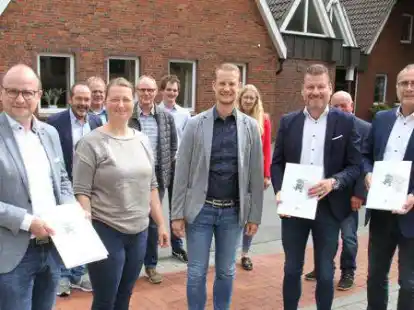Dana Neumann vom Amt f&uuml;r regionale Landesentwicklung (Zweite v.l.) &uuml;berreichte die Plananerkennung an (v.l.): B&uuml;rgermeister Thomas H&ouml;ffmann (Garrel), B&uuml;rgermeister Michael Fischer und Wigbert Grotjan, Allgemeiner Vertreter des Cloppenburger B&uuml;rgermeisters. Arbeitskreis-Vorsitzender Frank Schwerter freut sich &uuml;ber den Start.
