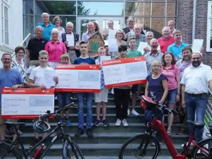 So sehen Sieger aus: Bei der Siegerehrung zum diesj&auml;hrigen Stadtradeln verteilte B&uuml;rgermeister Sven Stratmann (vorne rechts) Auszeichnungen und Pr&auml;sente an die besten Radler und Teams.