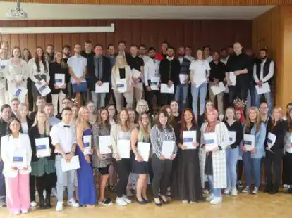 76 neue Fachkr&auml;fte freuten sich bei der Verabschiedung &uuml;ber ihre Zeugnisse.