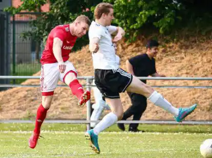 Jagt den Ball immer noch mit links in die Maschen: Dennis Reiners (rotes Trikot), hier im Spiel gegen den SV Str&uuml;cklingen