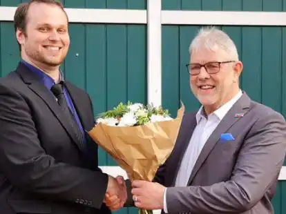 Da war die Welt noch in Ordnung: Kreisvorsitzender Josef Kruse (rechts) begl&uuml;ckw&uuml;nschte Markus K&uuml;hter aus B&ouml;sel Mitte April zur Kandidatur f&uuml;r die Landtagswahl.