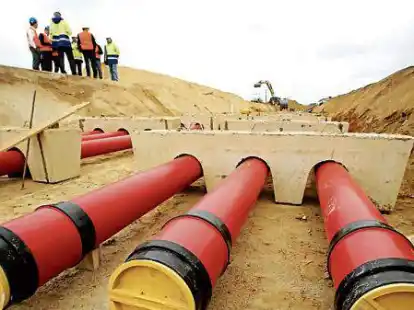 Gro&szlig;e Stromleitungen sollen k&uuml;nftig Windenergie von der K&uuml;ste durchs Land transportieren. Die Firma Amprion plant beim Erdkabelbau die Verlegung weiterer Leerrohre, damit k&uuml;nftig der Ausbau schneller gehen kann.