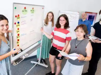 Wie kann  man eine Facharbeit unterhaltsam pr&auml;sentieren? Die Wettbewerbssieger der 12. Klassen beim Workshop f&uuml;r den &bdquo;Science Slam&ldquo; &ndash; (v.li.) Emilia, Kea, Sarah, Workshopleiter Tim Schr&ouml;der, Celine und Jacob.
