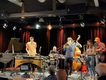 Zum Festival-Abschluss spielte das Christopher Olesch Septett im Jazzclub Wilhelm 13.