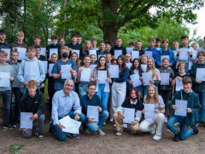 Den Europ&auml;ischen Computerf&uuml;hrerschein erworben: DBG-Schulleiter Florian Sch&ouml;n (links) &uuml;berreichte die Zertifikate an Sch&uuml;lerinnen und Sch&uuml;ler sowie Lehrer.