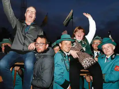 Hoch leben lie&szlig;en die Sch&uuml;tzen von &bdquo;Hubertus&ldquo; Scharrel ihre erste Sch&uuml;tzenk&ouml;nigin in der Vereinsgeschichte Sandra Hermes, und Prinzgemahl Ansgar.