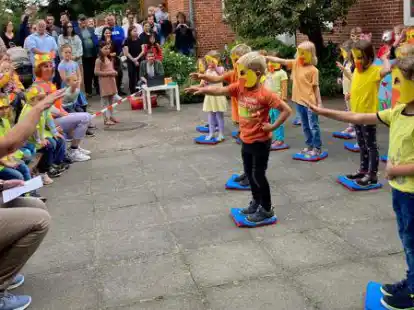 Der Kindergarten &bdquo;Flohkiste&ldquo; in Sch&ouml;nemoor besteht seit 50 Jahren. F&uuml;rs Fest mit Eltern und Geschwistern hatten die Kinder Vorf&uuml;hrungen einstudiert.