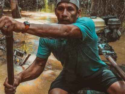 Mit dem Boot f&auml;hrt der Guide immer tiefer in den Amazonas-Arm hinein.