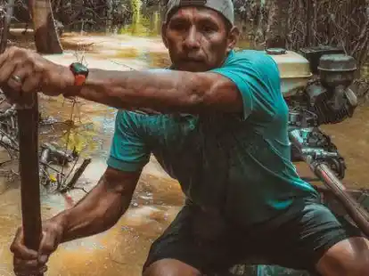 Mit dem Boot f&auml;hrt der Guide immer tiefer in den Amazonas-Arm hinein.