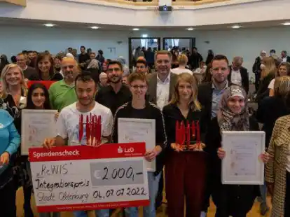 Freuten sich mit den  Gewinnern: Oberb&uuml;rgermeister J&uuml;rgen Krogmann (hinten, zweiter von rechts), Sozialdezernentin Dagmar Sachse (rechts), Amtsleiter Daniel Stellmann (hinten rechts) und Integrationsbeauftragte Aliz M&uuml;ller (hinten links)