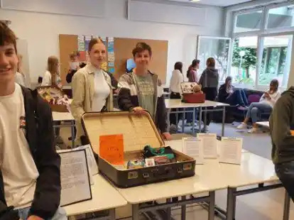 Stolze Pr&auml;sentation der Koffer f&uuml;r die letzte Reise (v.l.)  Linus Knoll, Martha Ortmann, Vincent Kovac und Johannes Kirchberg