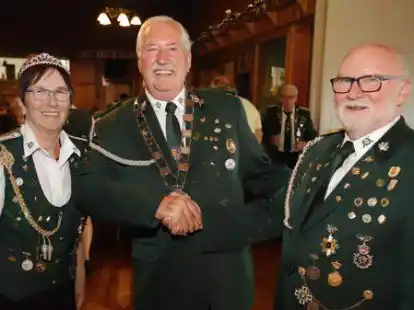 Das  neue K&ouml;nigspaar des Sch&uuml;tzenvereins Reekenfeld-Kamperfehn: Erika und Dieter Kleen (von links) nehmen die Gl&uuml;ckw&uuml;nsche vom Vorsitzenden Erhard Plenter entgegen.