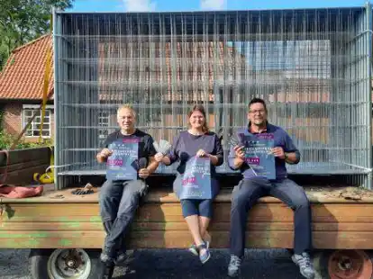 Der B&uuml;rgerverein Neuenfelde um Vorstand (von links) Detlef Harms, Melanie Gloystein und Udo Knutzen befindet sich in den Vorbereitungen auf die Freiluftfete.