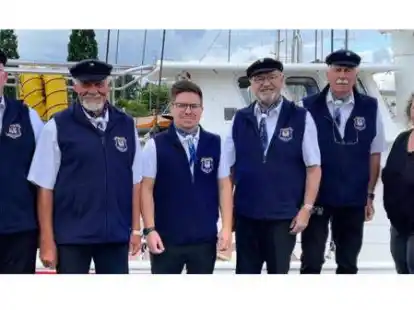 Der neue Vorstand des Shantychores (von links):  Kassenwart Volker Oelrich, Chorleiter Klaus Manzau, der 2. Vorsitzende und musikalische Leiter Patrick Ahlers, der 1. Vorsitzende Hans-Werner Bergner, Karl Heinz von Th&uuml;len und Schriftf&uuml;hrerin Kerstin Seeland