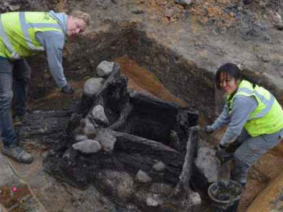 Einen gesch&auml;tzt rund 1000 Jahre alten Holzkasten-Brunnen haben die Mitarbeiter der Vechtaer Fachfirma &bdquo;Denkmal 3D&ldquo; &ndash; hier Tilman Bronner und Shan Ti Tsai &ndash; auf der s&uuml;dlichen Seite des Kirchhofs gefunden.