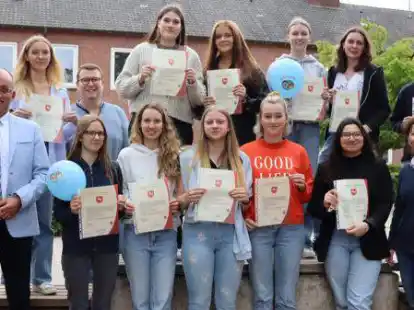 Erfolgreiche Paten: Die zw&ouml;lf Balus aus der KGS mit B&uuml;rgermeister Lars Krause (links) und die Lehrkr&auml;fte Jonas Niebur (hinten, 2. von links) und Denise Apel (vorn, rechts).