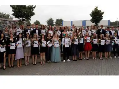 Stolz halten die Sch&uuml;lerinnen und Sch&uuml;ler des 10. Jahrgangs des Laurentius-Siemer-Gymnasiums die Abschlusszeugnisse in H&auml;nden.