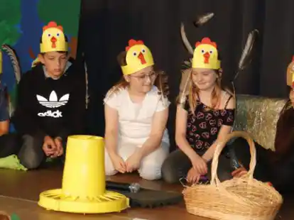 Mit viel Begeisterung f&uuml;hrten die Grundsch&uuml;ler aus Bar&szlig;el das Musical &bdquo;Der Adler auf dem H&uuml;hnerhof&ldquo; auf.