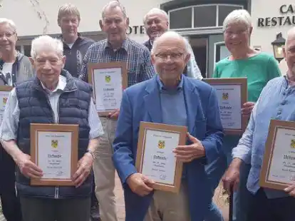 Ehrungen sind im B&uuml;rger- und Heimatverein D&ouml;tlingen nachgeholt worden: (hinten von links) Anke Spille, Jens B&uuml;hrmann, Allert Mennen, Eckehard Hautau, Karin Orth, (vorn von links) Heinz Hinrichs, Walter Ulrich und Kurt Kl&auml;ner.
