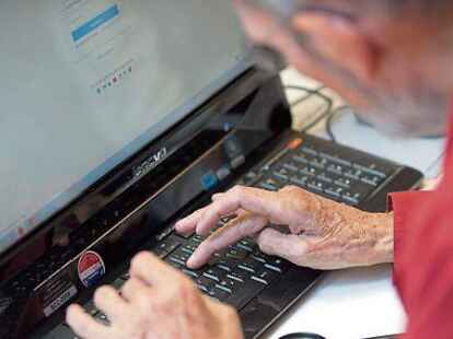 Fit am Computer (Symboldbild): Doch nicht alle &auml;ltere Menschen haben Internet.