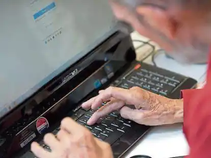 Fit am Computer (Symboldbild): Doch nicht alle &auml;ltere Menschen haben Internet.