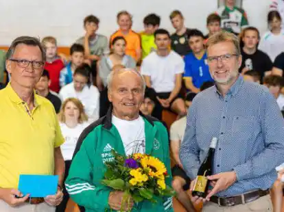 Gro&szlig;e Verdienst erworben: Der Oldenburger Ringertrainer Dieter Thomam&uuml;ller (80), der 15 Jahre lang Teilnehmer und Teilnehmerinnen der Ringer-AG an der Paulus-Schule trainiert hat, wurde mit gro&szlig;em Dank von Leiter Reinhard Lobmeyer (re.) und Didaktischem und AG-Leiter Uwe Steinbach in der VfL-Halle verabschiedet.