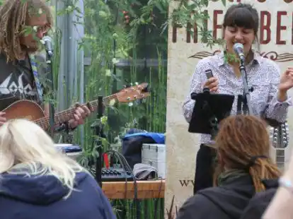 Vorgruppe mit ruhigen T&ouml;nen: Lars Galonska und Lydia Viloria.