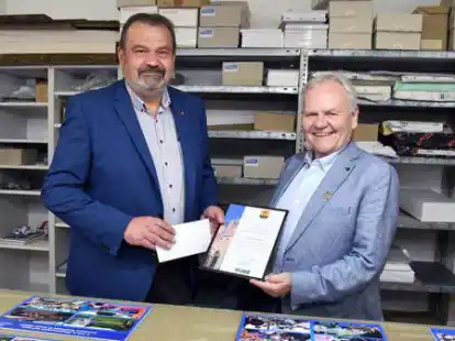 B&uuml;rgermeister-Stellvertreter Bernd Stolle &uuml;berbrachte dem Vorsitzenden des Vereins &bdquo;Kinderaugen&ldquo;, Uwe Schubert, eine Urkunde.