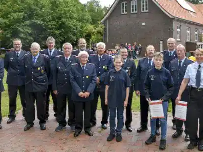 Auf der Jahreshauptversammlung der Ortswehren Zetel und Neuenburg: Ehrende und Geehrte stellten sich f&uuml;r ein Erinnerungsfoto auf.