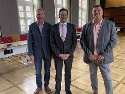 Jens Stoffers, Volker Lotsch und Carsten Feist (von links) bei der Bekanntgabe der Vertragsverl&auml;ngerung.