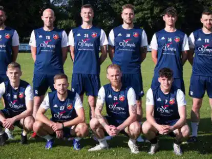 Das Trainerteam und die Zug&auml;nge des FC Zetel: (hinten von links) Patrick Degen, Wilko Eggers, Noah Hofmann, Kevin Weidner, Emilian K&auml;ndler, Saimen Semler, (vorne) Joost Haschen, Nis Kaiser, Jonathan Hartwig und Marven van den Ent