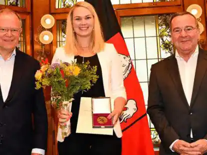 Als Vertreterin des Sch&uuml;tzenvereins Etzhorn e.V. von 1898 hat Jara Hasselder die Sportmedaille durch Ministerpr&auml;sident Stephan Weil und Innenminister Boris Pistorius (re.) entgegen genommen.