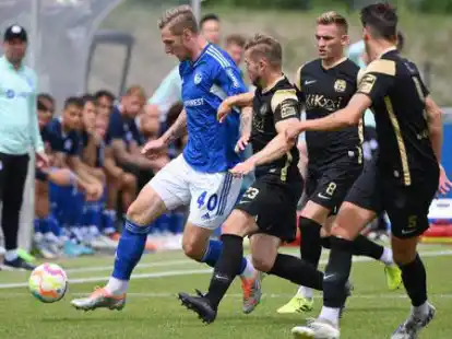 Eng bedr&auml;ngt: Schalkes Zugang Sebastian Polter (links) wird gleich von drei Meppenern attackiert.