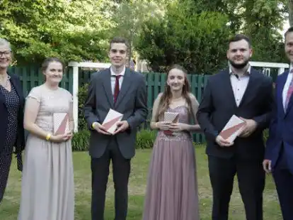 Die Klassenbesten der Fachoberschule  der BBS Friesoythe mit  Schulleiterin und F&ouml;rderverein  (von links): Marlies  Bornhorst-Paul,  Lea Maier,  Ren&egrave; Meinen,  Aylin Alfers,  Daniel D&uuml;ster, Stefan Plaggenborg.