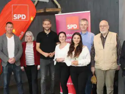 Der neue SPD-Vorstand mit Landtagskandidat und den Geehrten: Stefan Lustig, Lars Jan&szlig;en, Uta Wilms, Thore G&uuml;ldner, Derya Yildirim, T&uuml;rkan Yildirim, Patrick Klusmann, Ernst-Dieter Hofhenke und Wilfried Hackmann (v. l.).
