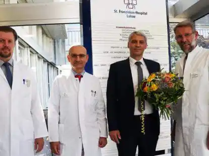 Krankenhausgesch&auml;ftsf&uuml;hrer Thomas Meyer (Dritter von links) begr&uuml;&szlig;t Andrej Gossen (links) und Dr. Amjad Azem (Zweiter von links) als neue &Auml;rztliche Direktoren des St. Franziskus-Hospitals Lohne und dankt Dr. J&ouml;rg Sommer f&uuml;r seine langj&auml;hrige T&auml;tigkeit als &Auml;rztlicher Direktor. Foto: Meier/Krankenhaus Lohne.