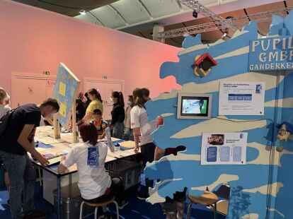 Stets umlagert: Am Stand der Sch&uuml;lerfirma &bdquo;Pupils GmbH&ldquo; wurden Klemmbretter gebastelt.