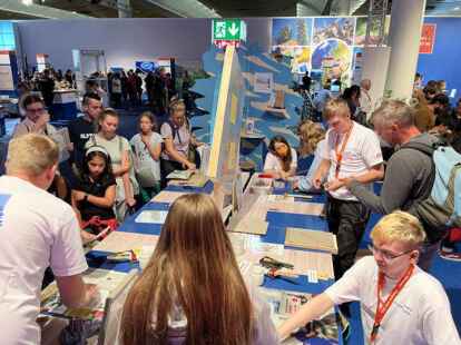 Stets umlagert: Am Stand der Sch&uuml;lerfirma &bdquo;Pupils GmbH&ldquo; wurden Klemmbretter gebastelt.