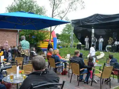 Jubil&auml;um der Kulturm&uuml;hle Berne: Musik von Albers Ahoi gab es beim Fr&uuml;hschoppen.