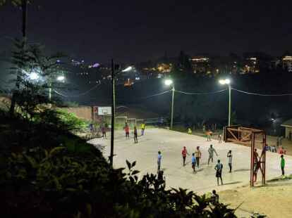Ein Streetball-Court in Ruanda bei Flutlicht