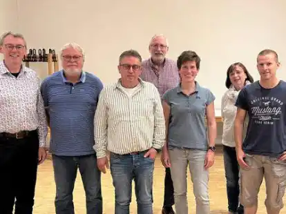Der Vorstand des Ortsvereins Galgenmoor (von links): Ansgar Meyer, Hermann Wilmes, Martin Ostendorf, Roland K&uuml;hn und Kerstin Raker mit Ortsvorsteherin Christine Dickerhoff und dem neuen Kassenpr&uuml;fer Dennis Klaus.
