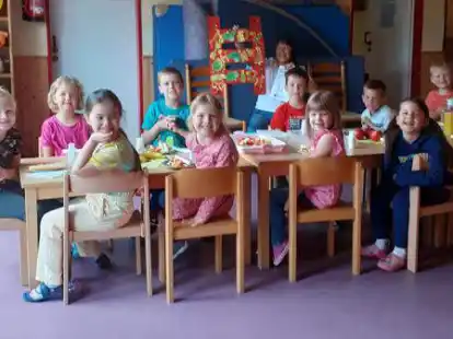 Ein gesundes Fr&uuml;hst&uuml;ck als Belohnung f&uuml;r eine beeindruckende Sommerleiter: M&auml;dchen und Jungen aus dem Nordloher Kindergarten mit Plattdeutsch-Dozentin Ulrike de Vries im Hintergrund.