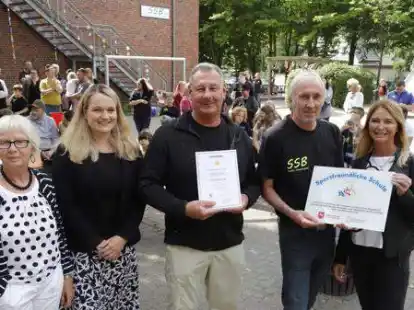 Der Soeste-Schule Bar&szlig;el wurde das Zertifikat &bdquo;Sportfreundliche Schule&ldquo; verliehen (von links): Waltraud Berens, Anne Tapken, Uwe Kuszak, Uwe Kunze und Ulrike Rieger.